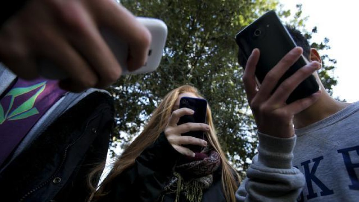 Un grupo de adolescentes utilizando sus 'smartphones'.-FERRAN NADEU