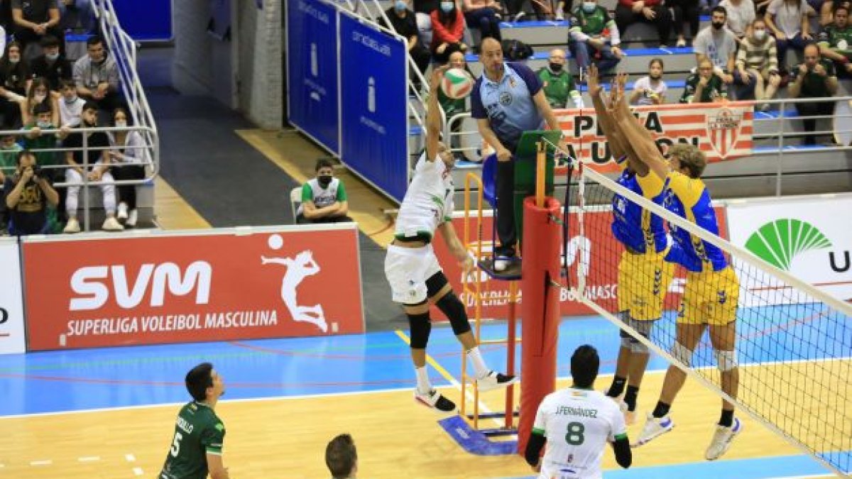 Unicaja tuvo que remontar un 0-2 ante Guaguas para meterse en la final de la Superliga. RFEVB