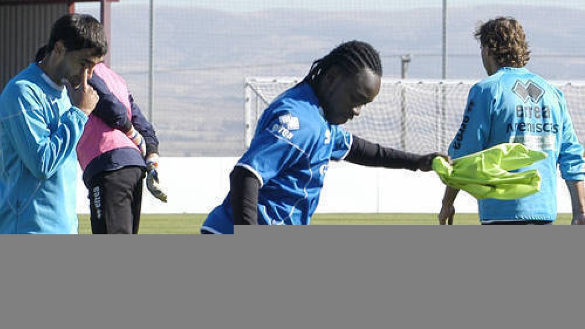 Cedric regresará al once rojillo ante el Córdoba. / ÁLVARO MARTÍNEZ-