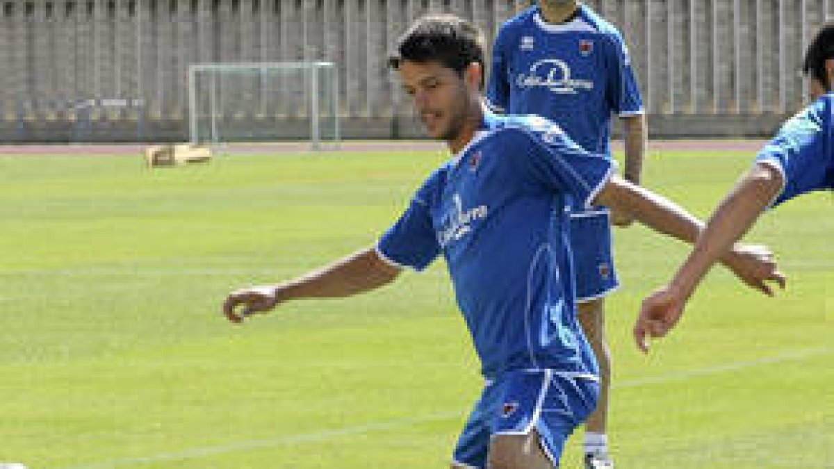 El jugador del Numancia Óscar López. / FERNANDO SANTIAGO-