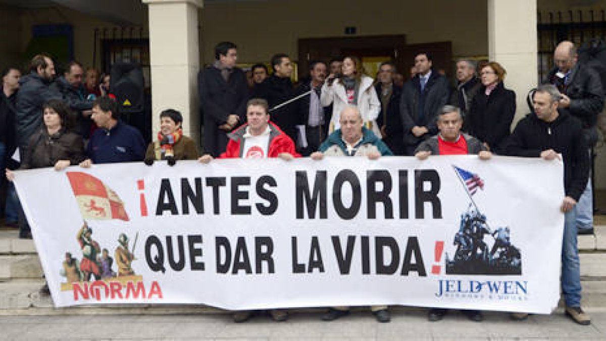 Acto de lectura del manifiesto con la plaza de San Leonardo. / A. M. -