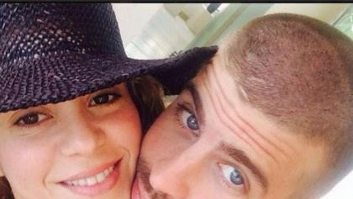 Shakira y Piqué, en una de las fotos juntos que han compartido en sus perfiles sociales.-