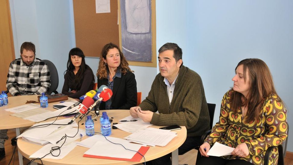 Cristian Calavia, Pilar Pacheco, Marta Cáceres, Alberto Santamaría y Cristina Llorente en la presentación de ayer.-VALENTÍN GUISANDE
