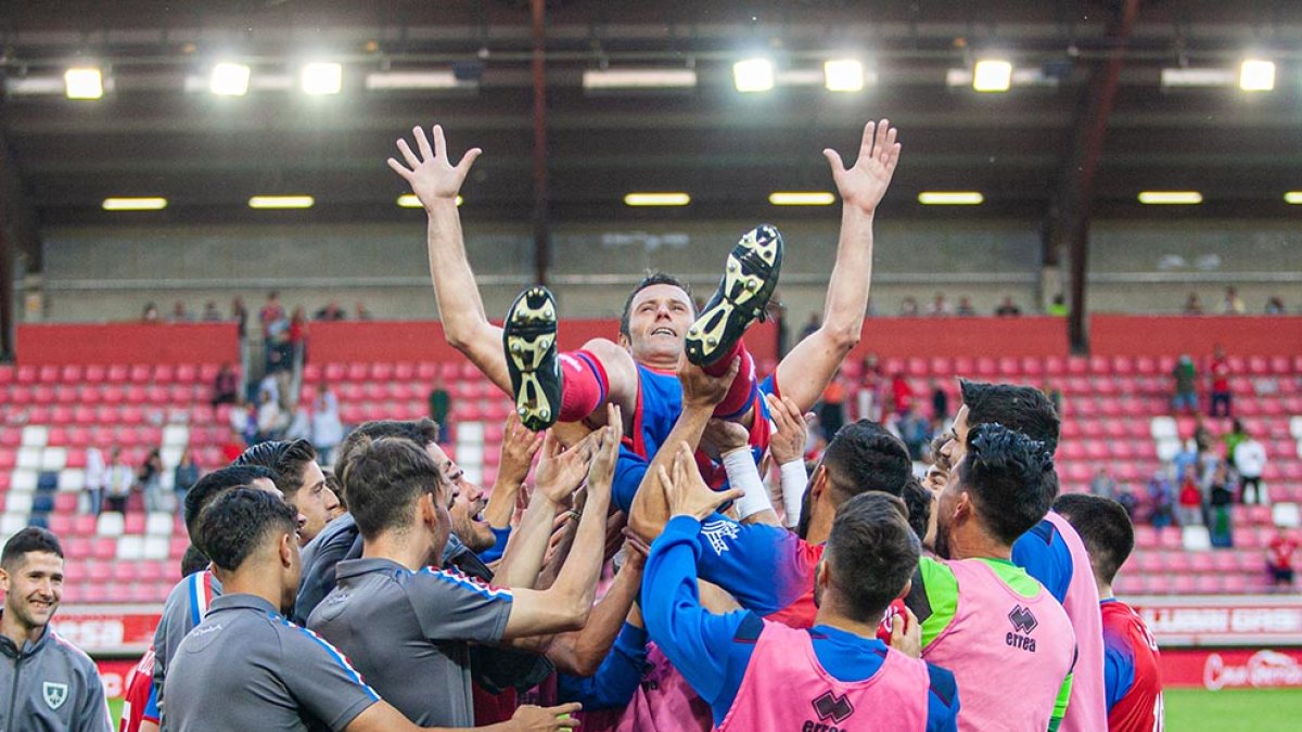 Manteo a Cervero al final de un partido en el que el Numancia no se jugaban nada. MARIO TEJEDOR