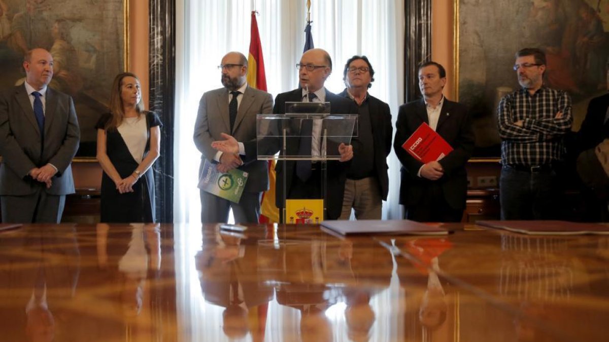 El ministro Montoro, junto a los representantes sindicales de CSIF, UGT y CCOO, el pasado 29 de marzo.-JOSÉ LUIS ROCA