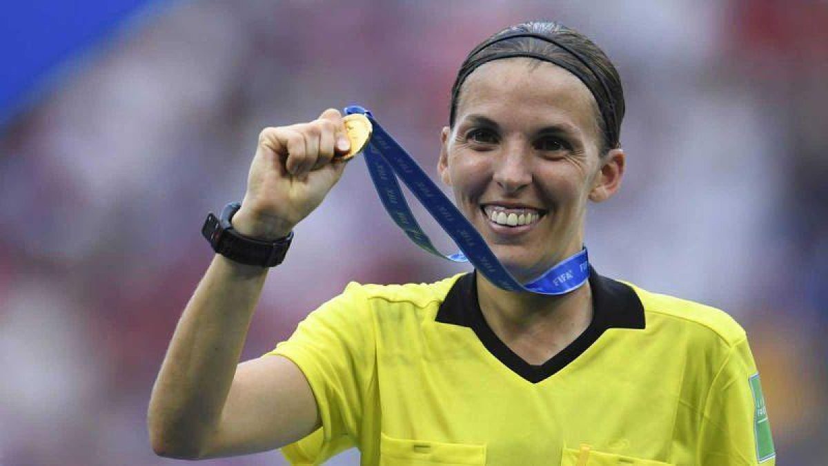 La árbitra francesa Stéphanie Frappart.-UEFA