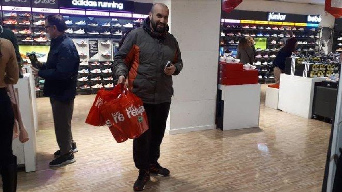 Mohamed Boukraa es un melillense que viaja a Madrid por tercer año para acudir el primer día de rebajas.-SARA LEDO