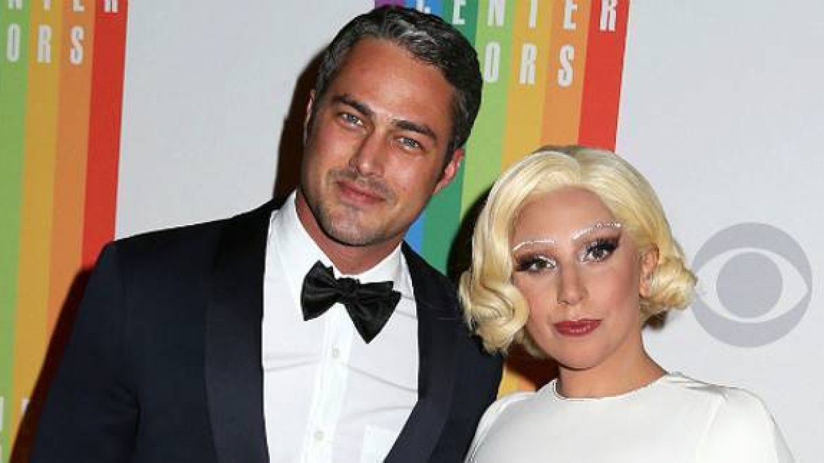 Lady Gaga con su prometido, el actor y modelo Taylor Kinney.-AP