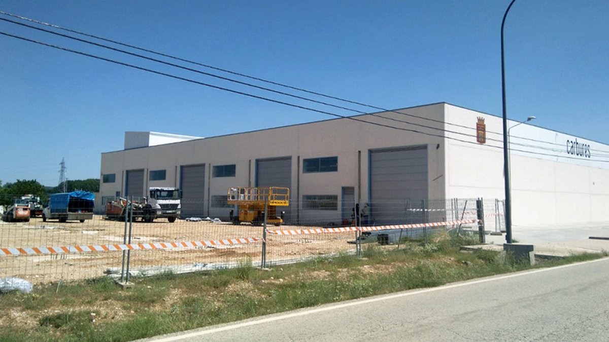 Nave donde Airtificial (anterior Carbures) llevará a cabo su producción en El Burgo. AN A HERNANDO