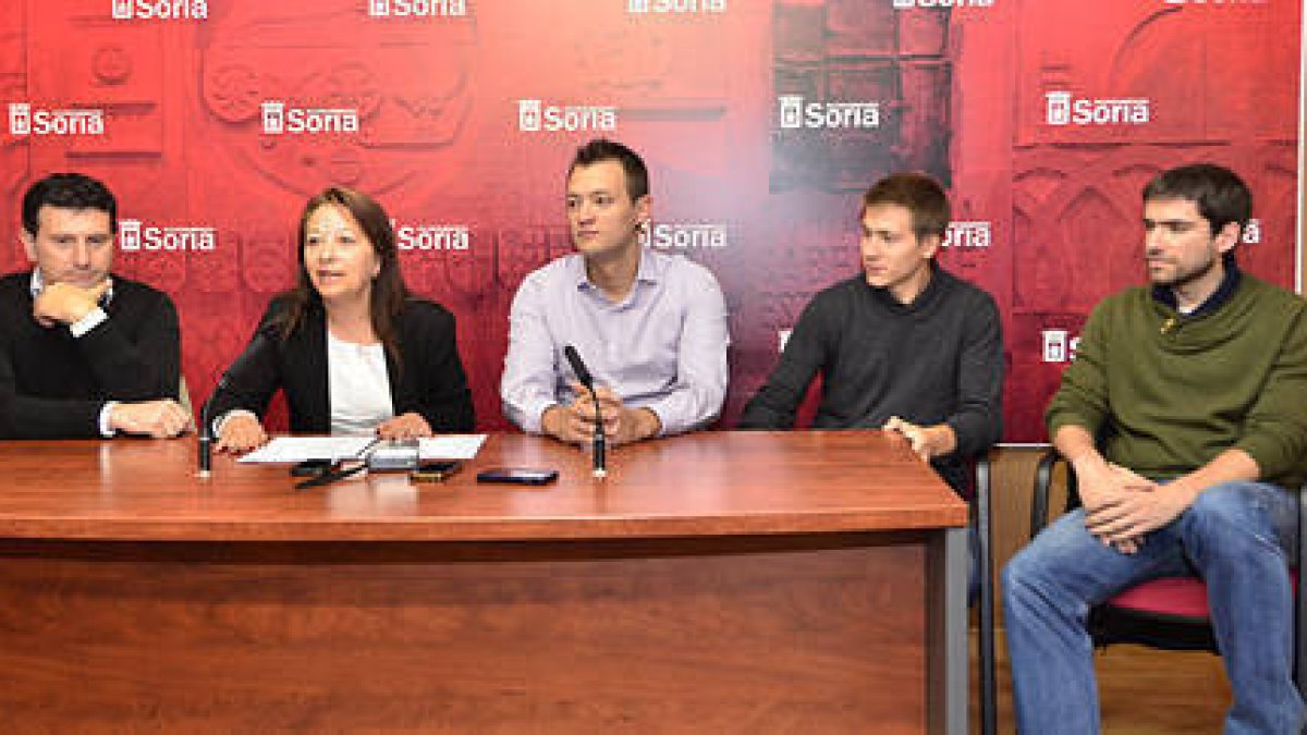 Momento de la presentación del Voley Plaza que se celebrará entre el 4 y el 10 de agosto. / ÁLVARO MARTÍNEZ-