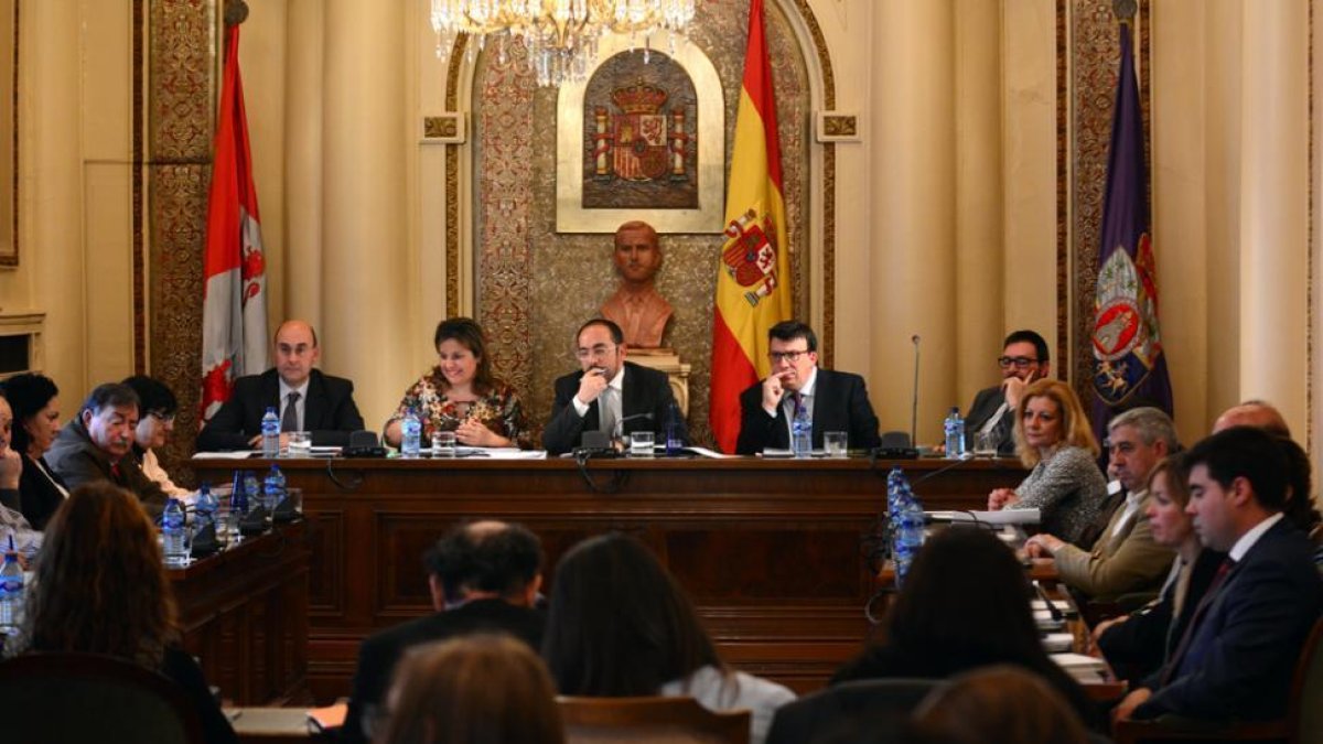 Corporación de la Diputación en el Pleno que se celebró ayer.-A.M.