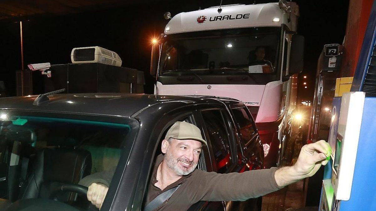 Algunos de los últimos conductores en pagar peaje iban saliendo de la AP-1 en Castañares al cierre de esta edición. --RAÚL OCHOA