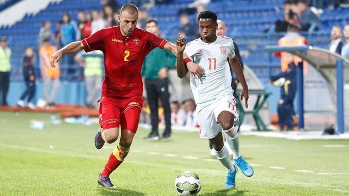 Ansu Fati se mide con un defensor montenegrino en el partido jugado en Podgorica.-
