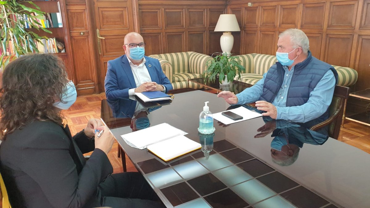 Reunión entre el subdelegado del Gobierno y el alcalde de Cabrejas en la mañana del miércoles. HDS