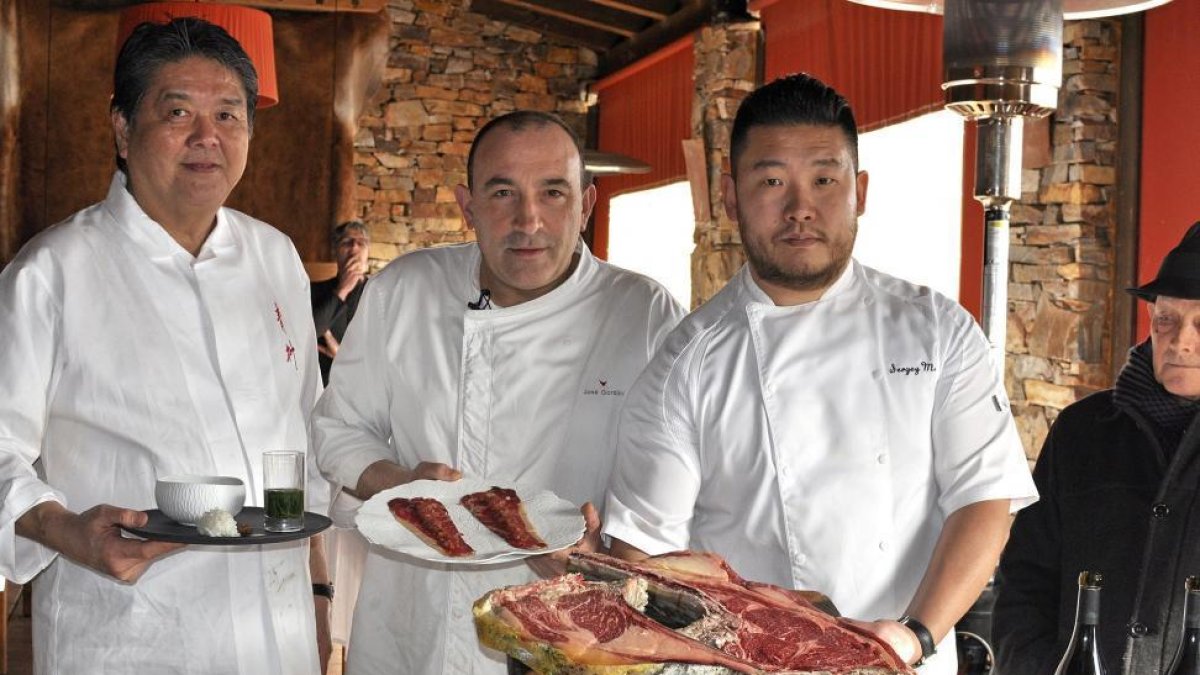 José Gordón, propietario de El Capricho, junto a los chefs Hiroisha Koyama y Sergey Men.-L.P.