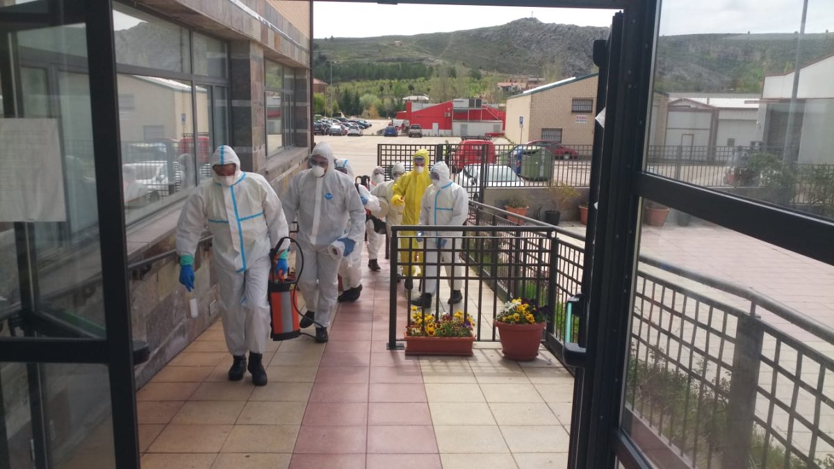 Labores de desinfección en una residencia de la provincia en los últimos días.-HDS