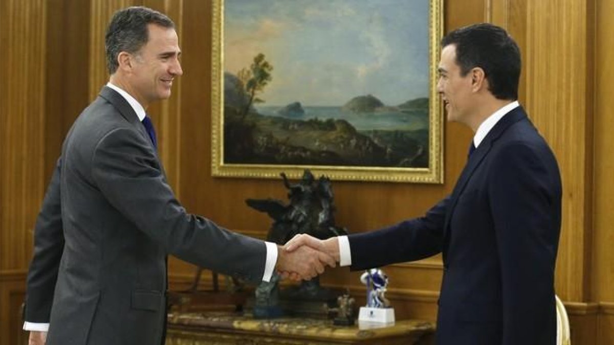 El Rey y Pedro Sánchez, la semana pasada dentro de la ronda de consultas celebrada para designar candidato a la investidura.-EFE
