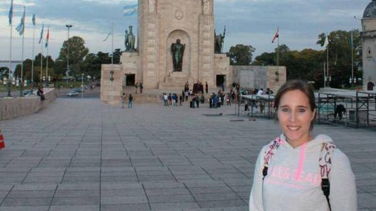 Rebeca Gil, junto al monumento a la bandera en la localidad de Rosario.-
