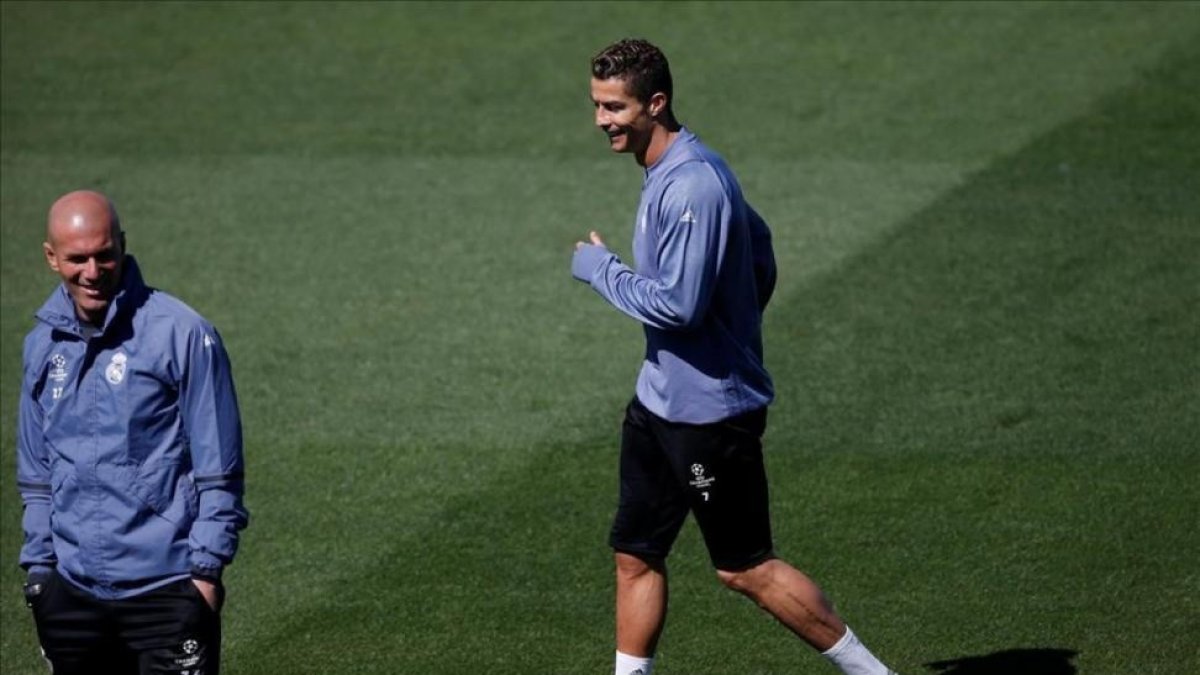 Zidane y Cristiano Ronaldo, durante el entrenamiento de este lunes en Valdebebeas.-REUTERS / SUSANA VERA