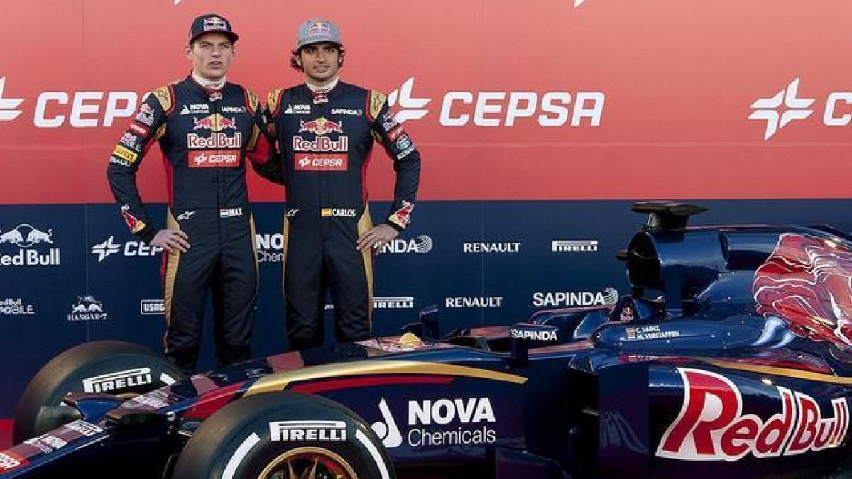 Max Verstappen (izquierda) y Carlos Sáinz, durante la presentación del coche de Toro Rosso, en Jerez de la Frontera, el 31 de enero.-EFE / ROMÁN RÍOS