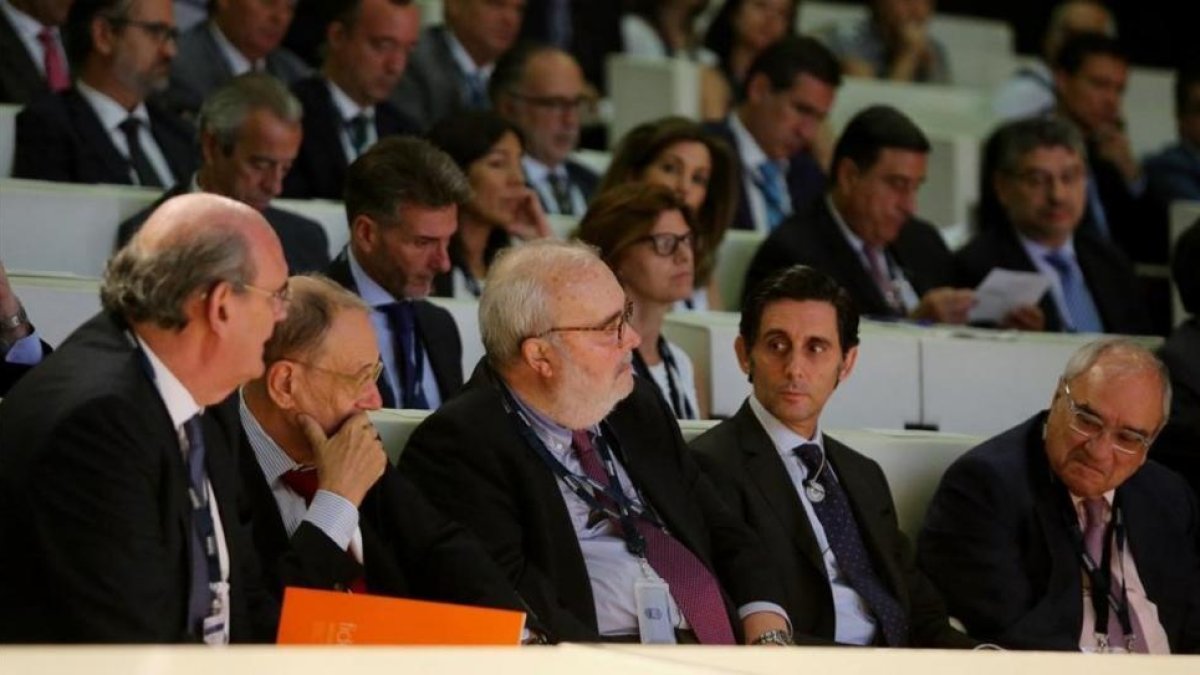 José María Álvarez-Pallete, presidente de Telefónica (segundo por la derecha), en las jornadas sobre Transformación Digital.-JUAN MANUEL PRATS