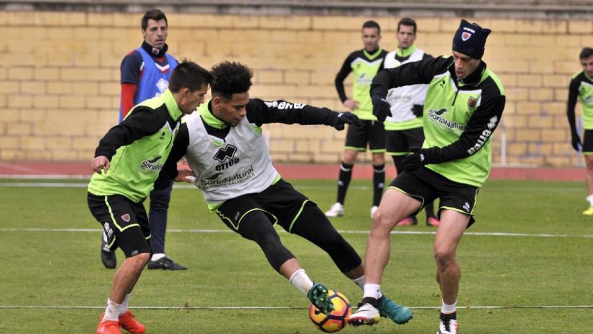 Capilla, Callens y Jairo en un entrenamiento del Numancia a lo largo de la semana.-Valentín Guisande