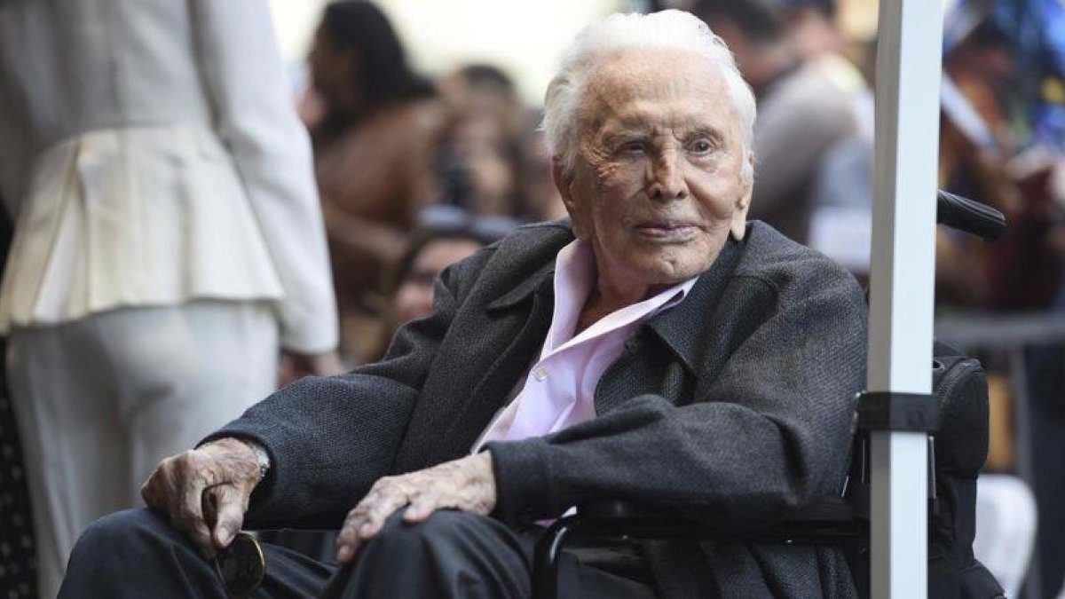 Kirk Douglas, a sus 102 años, el pasado 6 de noviembre en el paseo de la fama de Los Ángeles.-AP / CRIS PIZZELLO