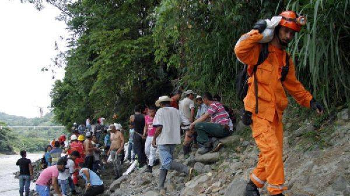 Defensa Civil participa en las labores de rescate de los 17 mineros atrapados en Riosucio.-Foto: EFE / J.J. BONILLA