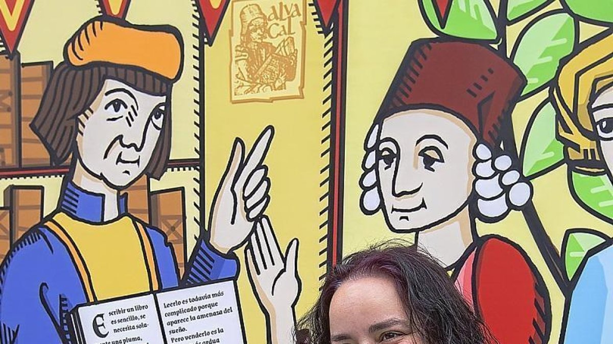 A cada feria del libro que acuden, los libreros antiguos llevan una media de 6.000 libros, eso equivale a 2.000 kilos. «Ocupa el doble de lo que pesa», bromea. --