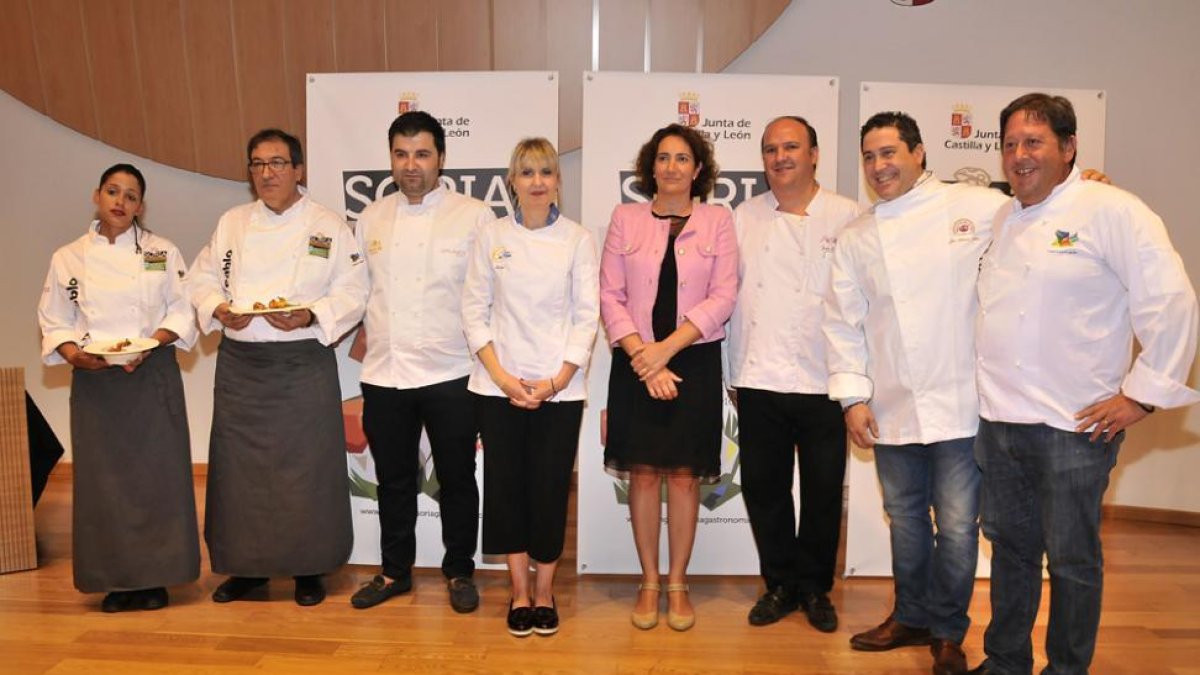 García Cirac con una representación de cocineros.-Valentín Guisande
