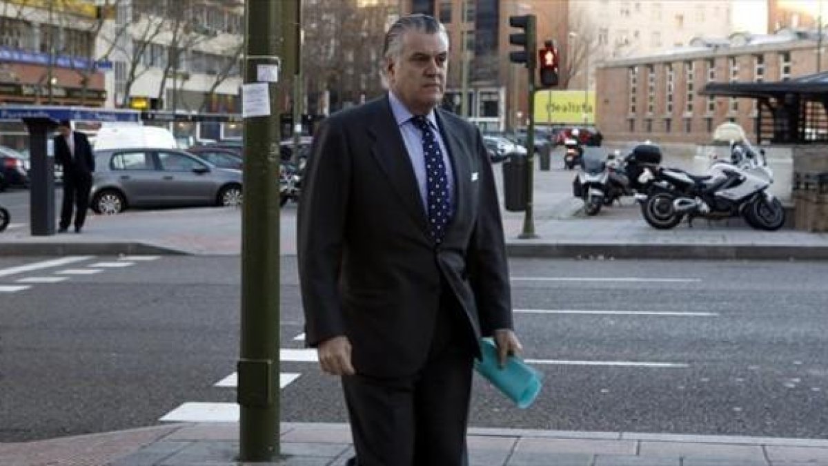 Bárcenas a su llegada a los juzgados de la plaza de Castilla de Madrid.-JOSÉ LUIS ROCA