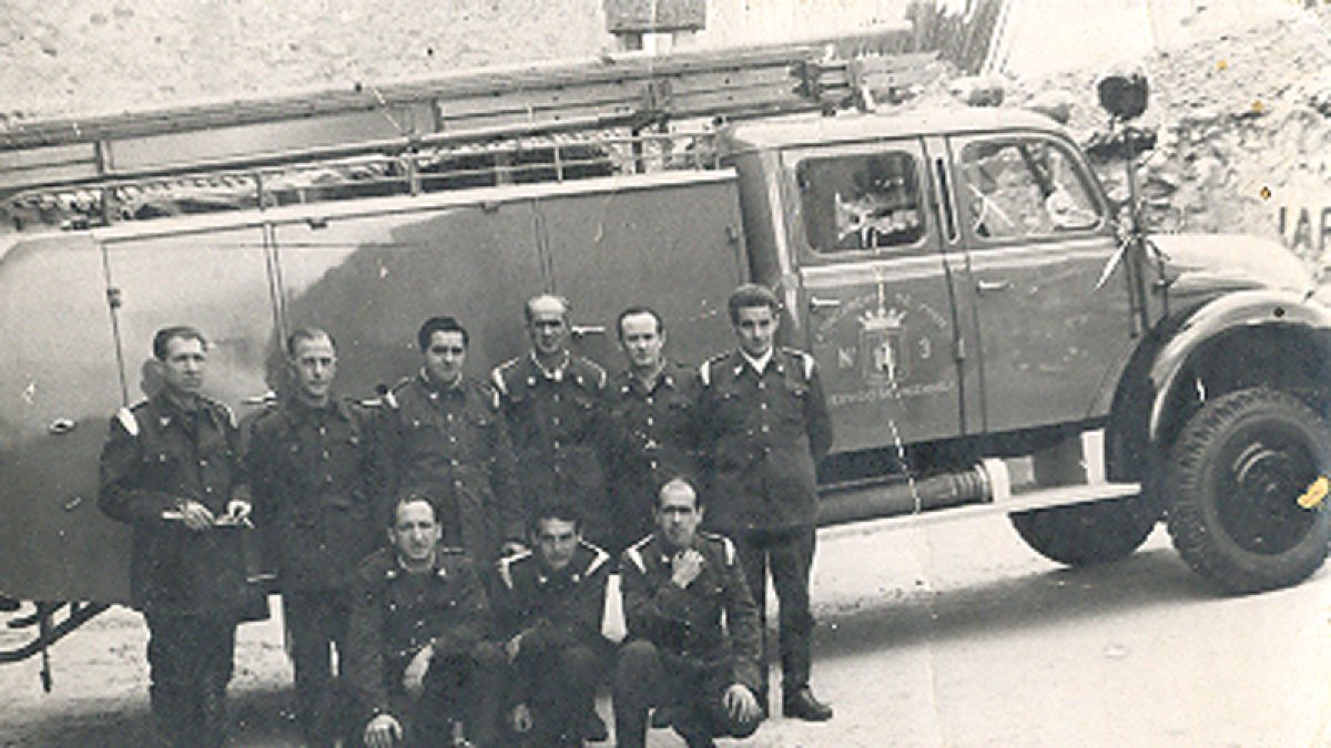 Olegario Gómez, en el centro abajo agachado, junto a otros miembros del antiguo parque de bomberos de Soria.