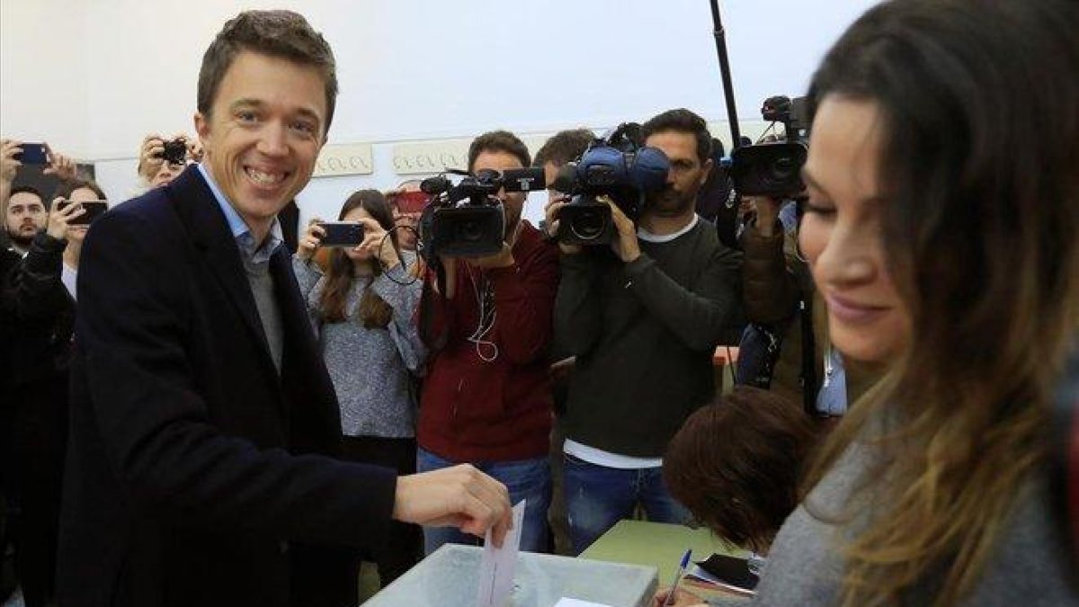 Íñigo Errejón vota en el colegio Santa Teresa de Jesús de Madrid.-FERNANDO ALVARADO / EFE