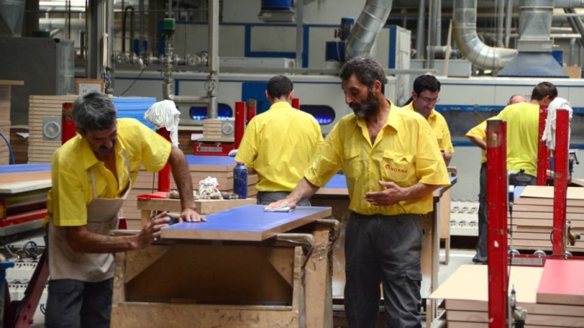 Trabajadores de Norma Doors.-A. M.