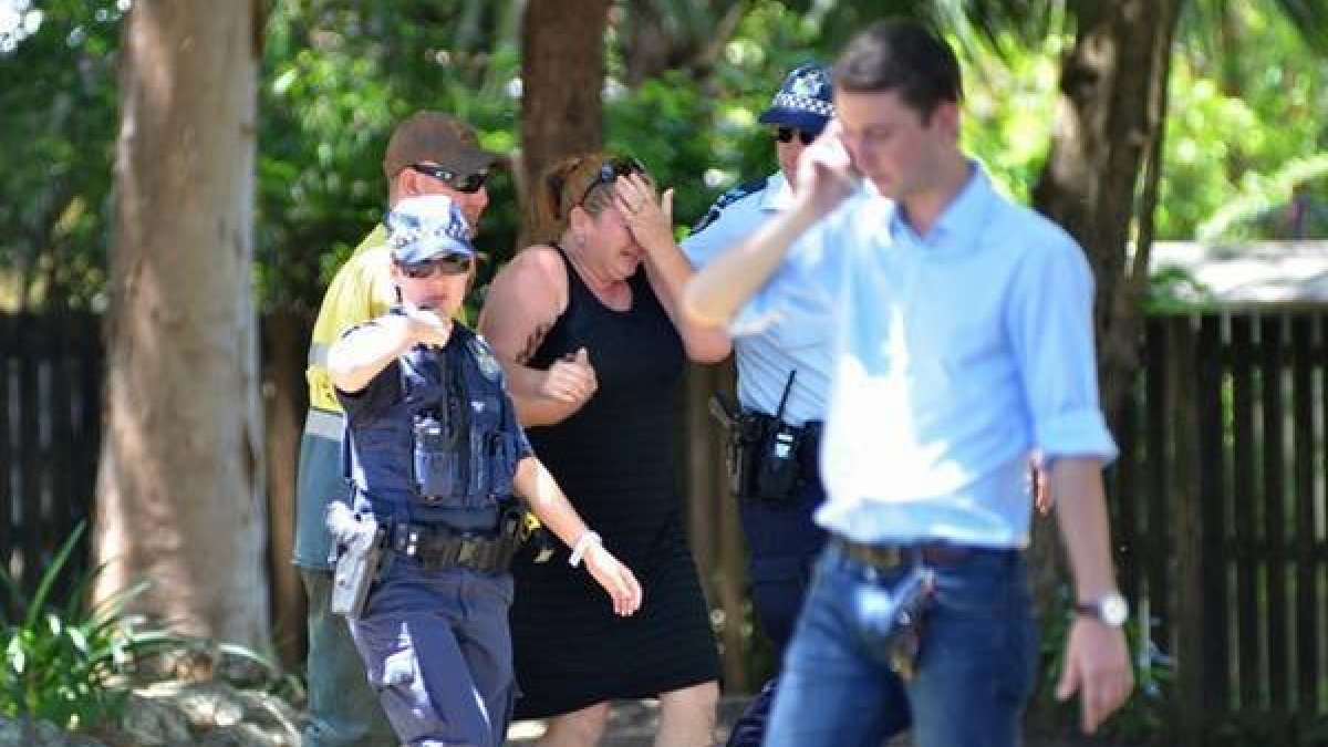 a policía atiende a una mujer en el lugar de los hechos, en la localidad de Cairns, en el noreste del Australia.-Foto:  AFP / ISAAC EGAN