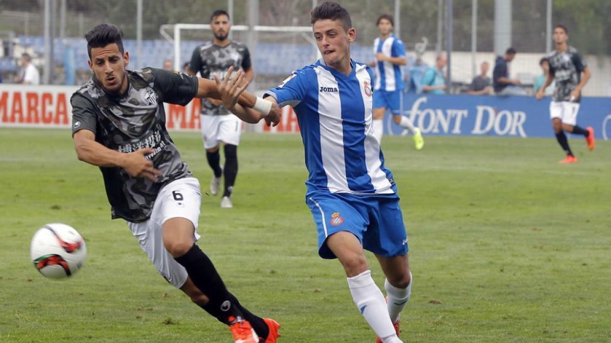 Adrián Dalmau durante un partido con el Espanyol B.-DIARIO LA GRADA