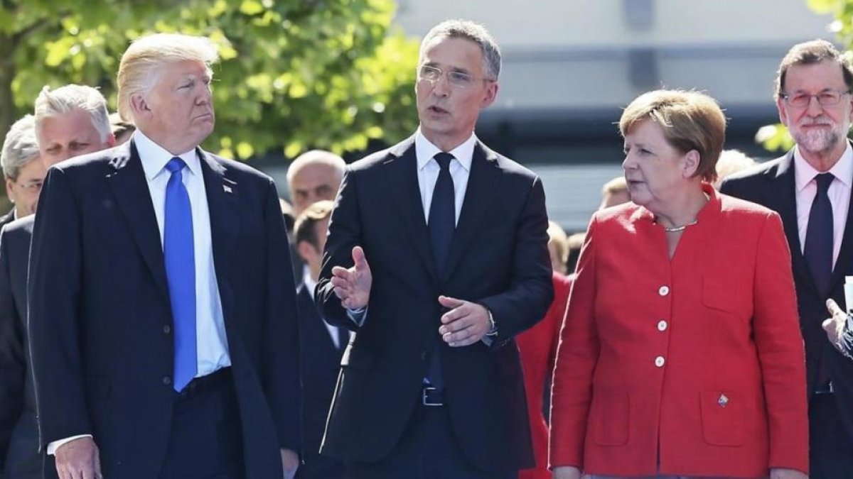 El presidente estadounidense  Donald Trump , el secretario general de la OTAN , Jens Stoltenberg, y la cancillera alemana, Angela Merkel, en Bruselas.-STEPHANIE LECOCQ