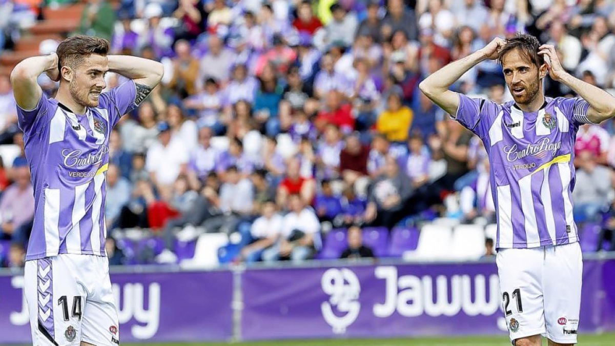 Toni Martínez y Míchel se lamentan de la ocasión fallada por el Valladolid ante el Cádiz de sumar el triunfo.-J.M. Lostau