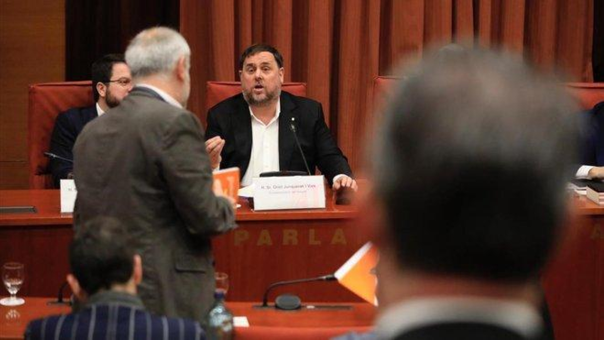 Oriol Junqueras declara ante la comisión de investigación de la cámara catalana sobre la aplicación del articulo 155 de la Constitución. En la foto los diputados de Ciudadanos abandonan la comisión-RICARD CUGAT