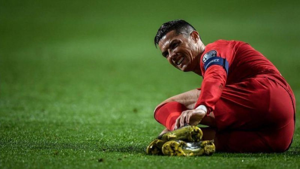 Cristiano Ronaldo, con dolor con Portugal.-EL PERIÓDICO