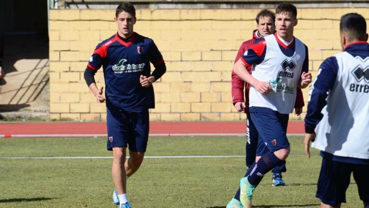 Adrián Dalmau y Dani Aquino durante un entrenamiento.-ÁLVARO MARTINEZ