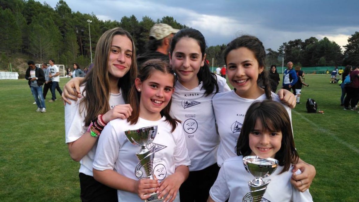 Integrantes de la escuela de fútbol de Navaleno.-HDS