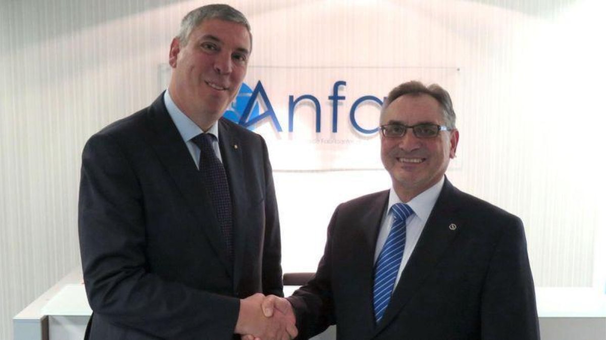 El nuevo presidente de Anfac, José Vicente de los Mozos (izquierda), y Antonio Cobo, el anterior presidente.-EL PERIÓDICO