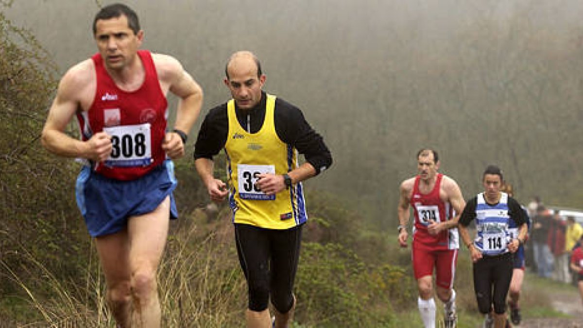 Varios corredores durante una prueba de montaña. -
