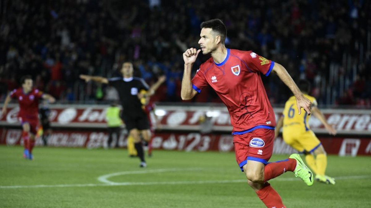 Manu del Moral celebra el gol que le daba la victoria al Numancia ante el Alcorcón.-Valentín Guisande