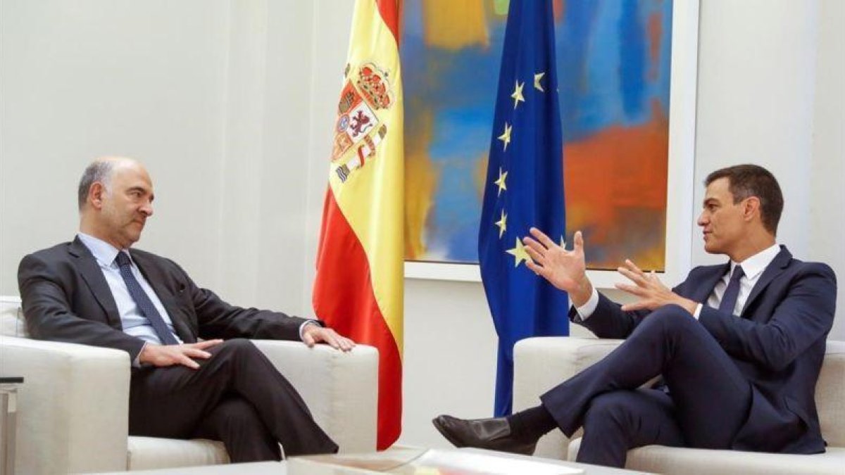 El presidente del Gobierno, Pedro Sanchez y el comisario europeo de Asuntos Economicos y Monetarios, Pierre Moscovici, en La Moncloa.-EMILIO NARANJO (EFE)