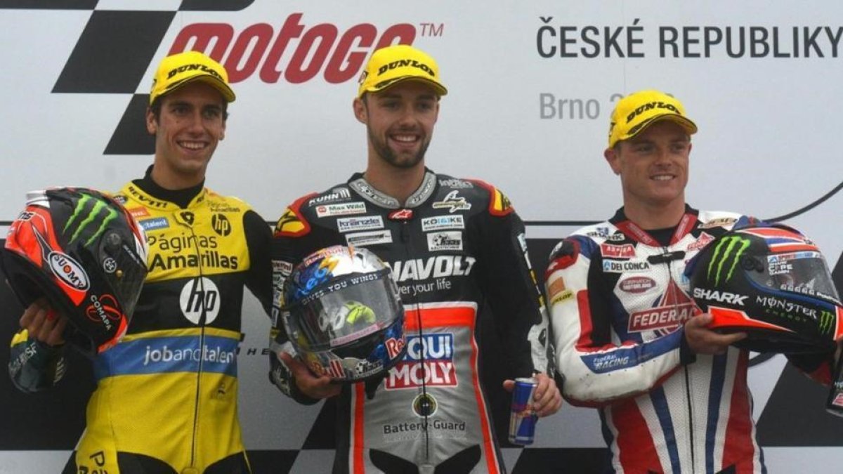Rins, a la izquierda, junto a Folger y Lowes, en el podio de Brno.-AFP / MICHAL CIZEK