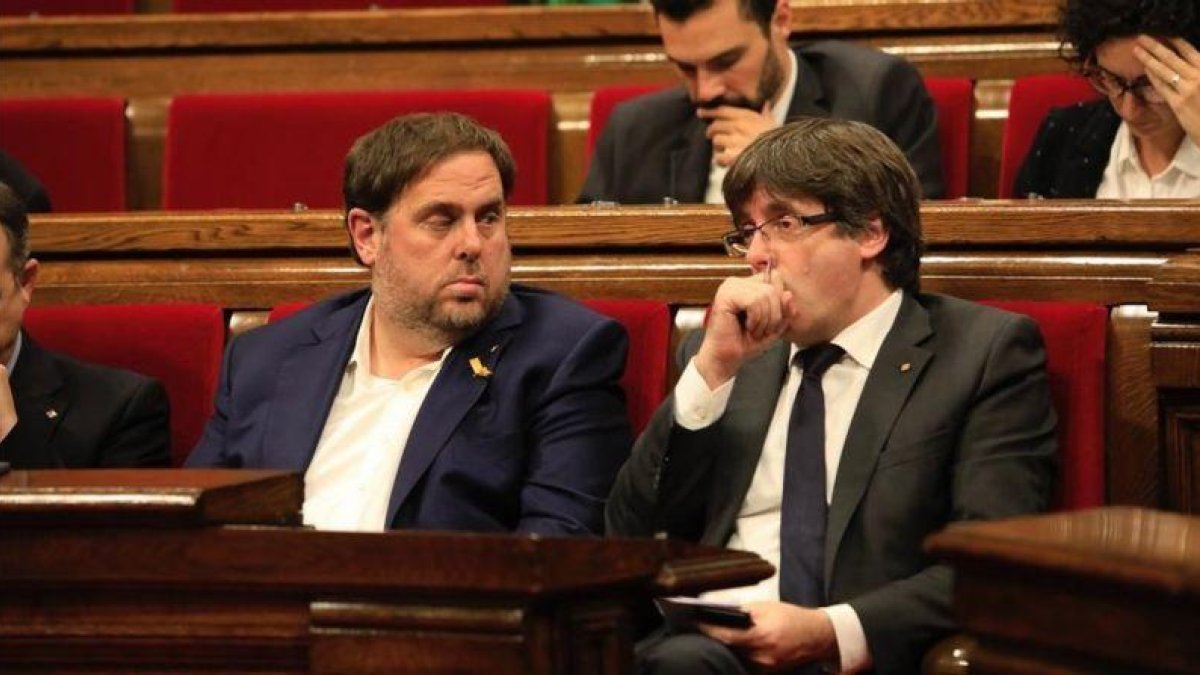 Oriol Junqueras y Carles Puigdemont, en el Parlament, en octubre del 2017-FERRAN NADEU