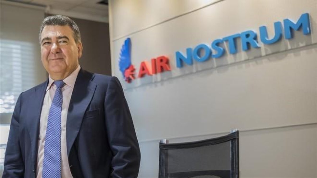 El presidente de Air Nostrum, Carlos Bertomeu, durante la rueda de prensa ofrecida en Valencia.-MIGUEL LORENZO