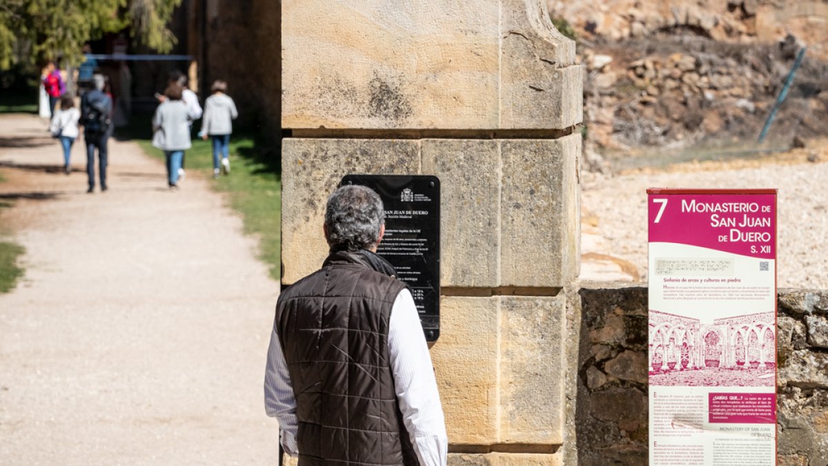 Turistas a la entrada del monansterio de San Juan de Duero, en la capital soriana.